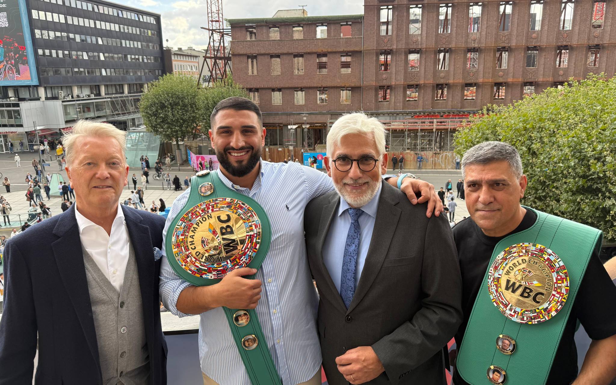 Von links nach rechts: Promoter Frank Warren, Box-Weltmeister Agit Kabayel, Oberbürgermeister Jörg Lukat und Trainer Sükrü Aksu posieren auf dem Rathaus Balkon nach der Feierlichen Übergabe des WBC-Weltmeister-Gürtels