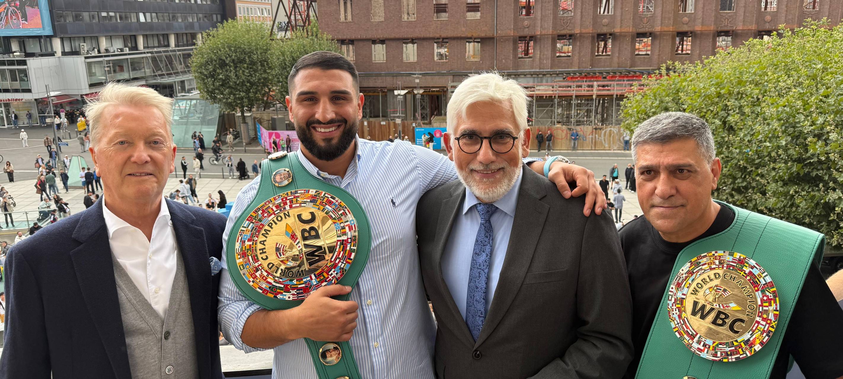 Von links nach rechts: Promoter Frank Warren, Box-Weltmeister Agit Kabayel, Oberbürgermeister Jörg Lukat und Trainer Sükrü Aksu posieren auf dem Rathaus Balkon nach der Feierlichen Übergabe des WBC-Weltmeister-Gürtels